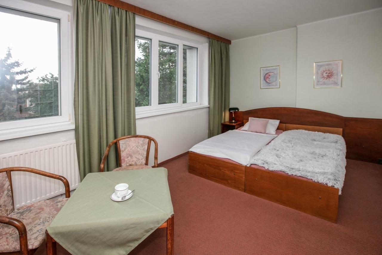 Hotel-Pension Kamyk Praag Buitenkant foto