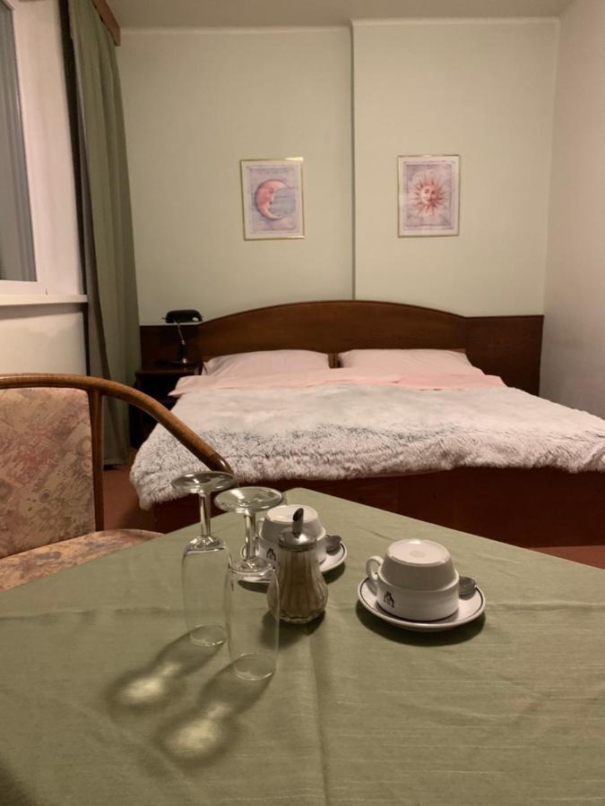 Hotel-Pension Kamyk Praag Buitenkant foto