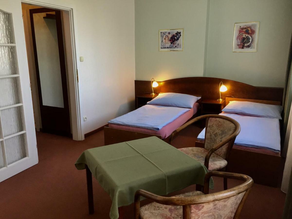 Hotel-Pension Kamyk Praag Buitenkant foto