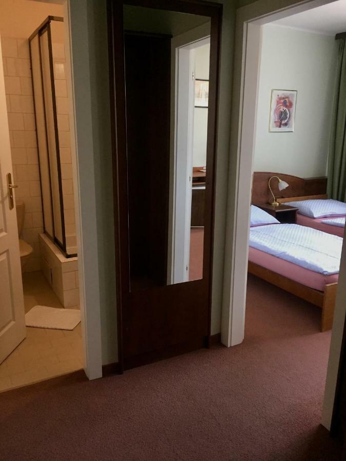 Hotel-Pension Kamyk Praag Buitenkant foto