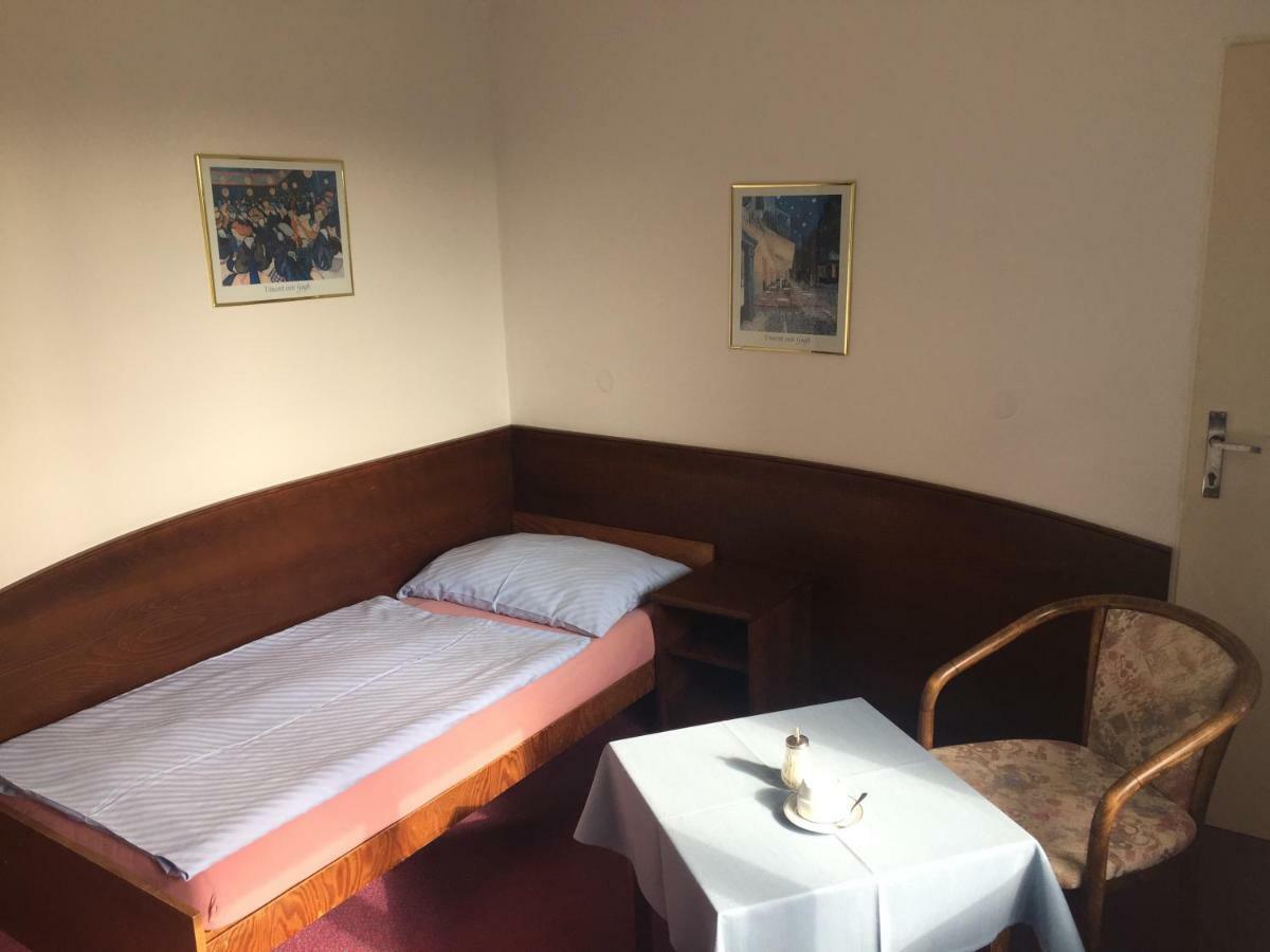Hotel-Pension Kamyk Praag Buitenkant foto